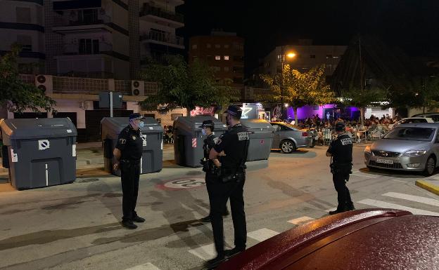 Dos heridos por arma blanca en una pelea multitudinaria en el Perelló