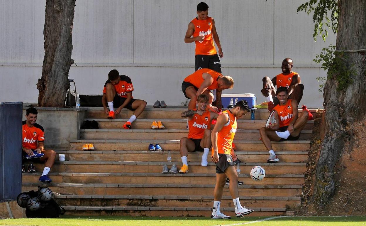 Los jugadores del Valencia CF, esta mañana, en la ciudad deportiva de Paterna.