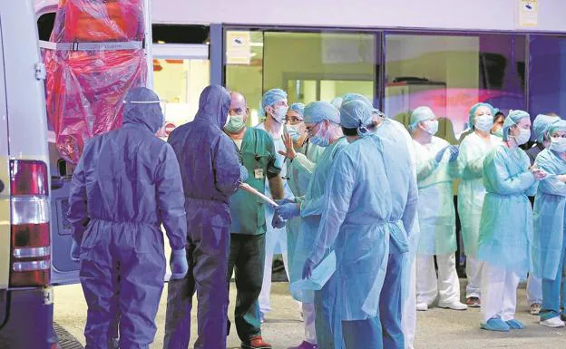 Los contagios se disparan con 400 casos y crece el temor a la presión en los hospitales