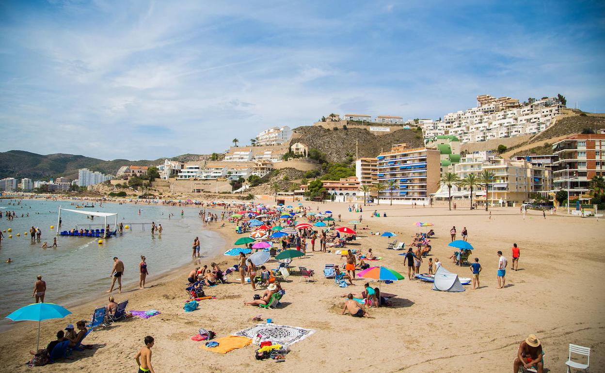 Una playa de Cullera antes de la pandemia por coronavirus.