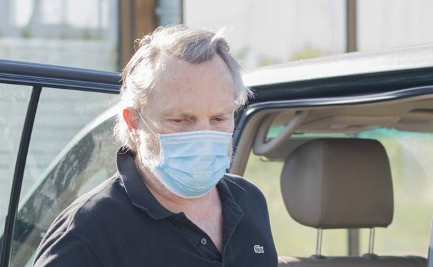 Miguel Bosé, con mascarilla después de criticar su uso y animar a la gente a manifestarse en su contra