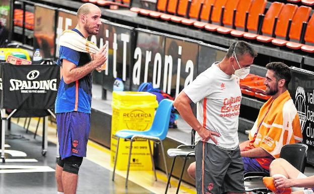 Quino Colom charla con Joan Sastre durante el entrenamiento de ayer en la Fonteta. 