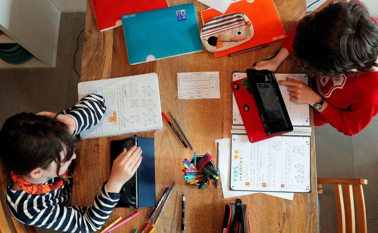 Alumnos de quinto de primaria haciendo tareas durante el confinamiento, e Godella. 