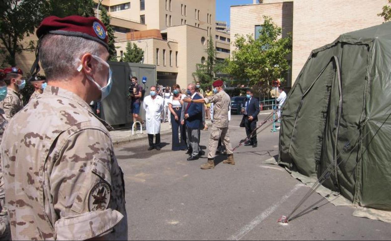 Carpas habilitadas para el triaje en el servicio de Urgencias del Hospital Clínico Universitario 