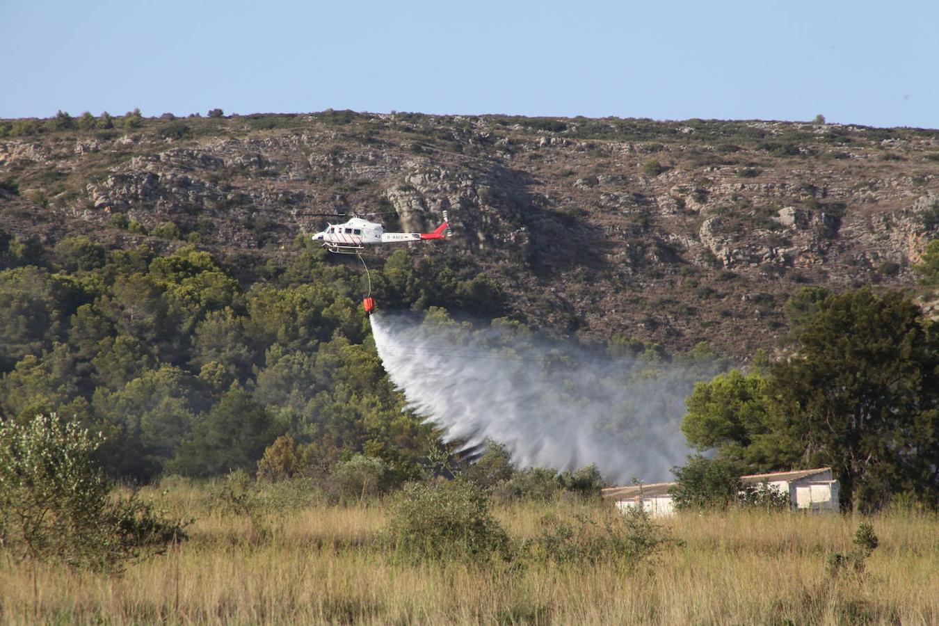 Fotos: El fuego vuelve a golpear a Xàbia y amenaza el Montgó