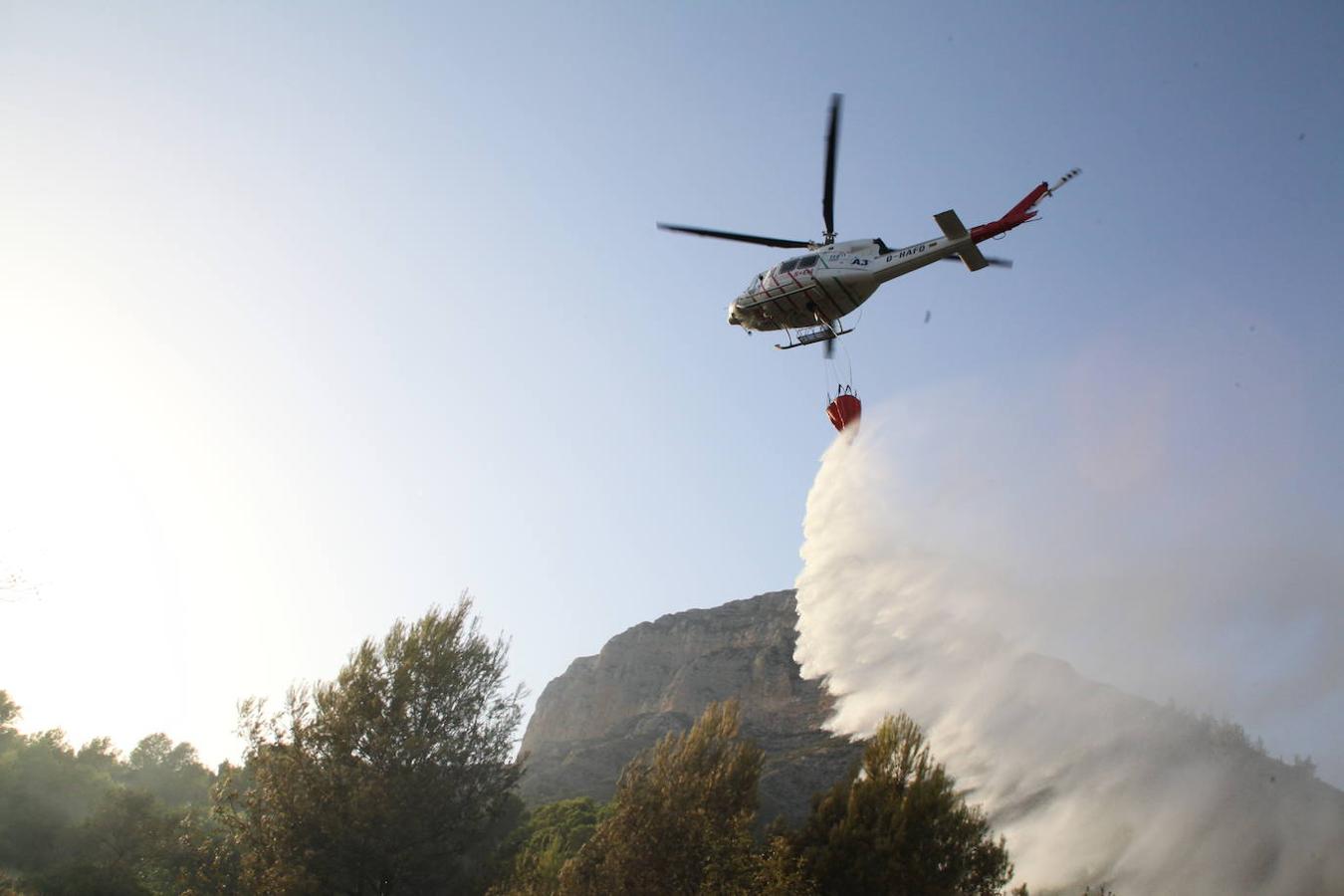 Fotos: El fuego vuelve a golpear a Xàbia y amenaza el Montgó