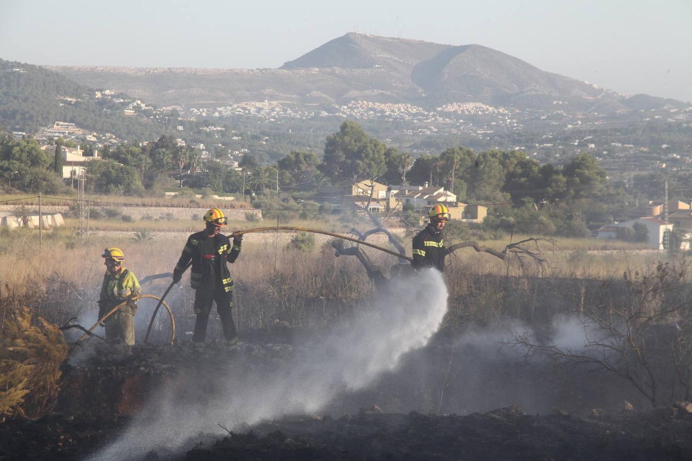 Fotos: El fuego vuelve a golpear a Xàbia y amenaza el Montgó