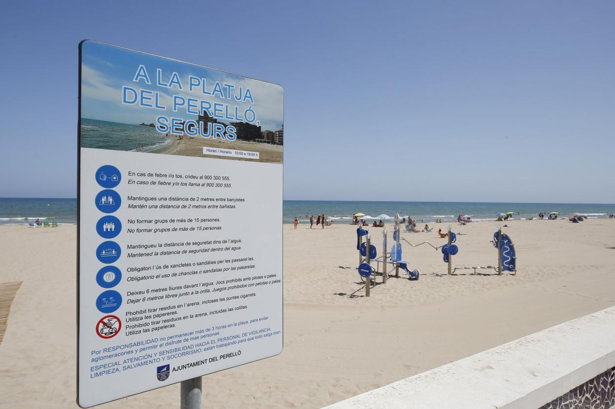 El cartel de playas seguras en El Perelló donde se informa de las medidas contra el coronavirus. Jesús signes