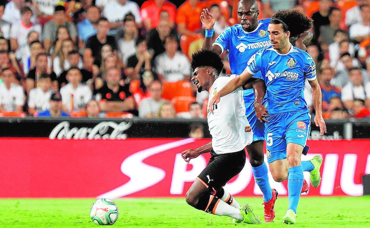 Correia, uno de los jugadores fichados a golpe de talonario del fútbol portugués, cae ante Cucurella en un partido de la pasada temporada. 