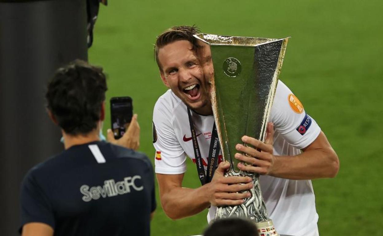 Luuk de Jong posa con el trofeo de la Europa League.