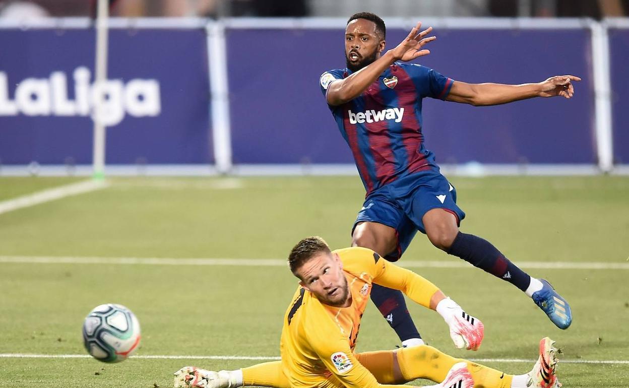 Hernani lanza ante Vaclik en un partido ante el Sevilla. 