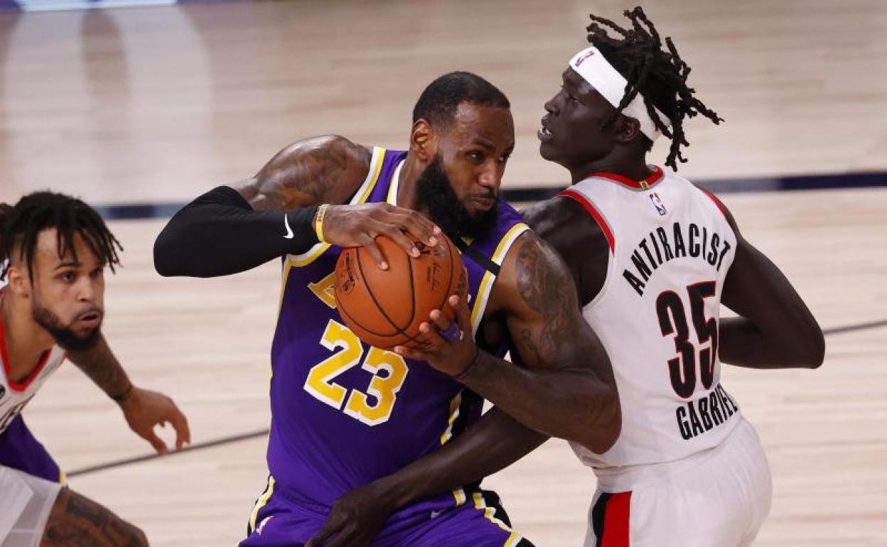 LeBron James, durante el tercer partido contra Portland. 