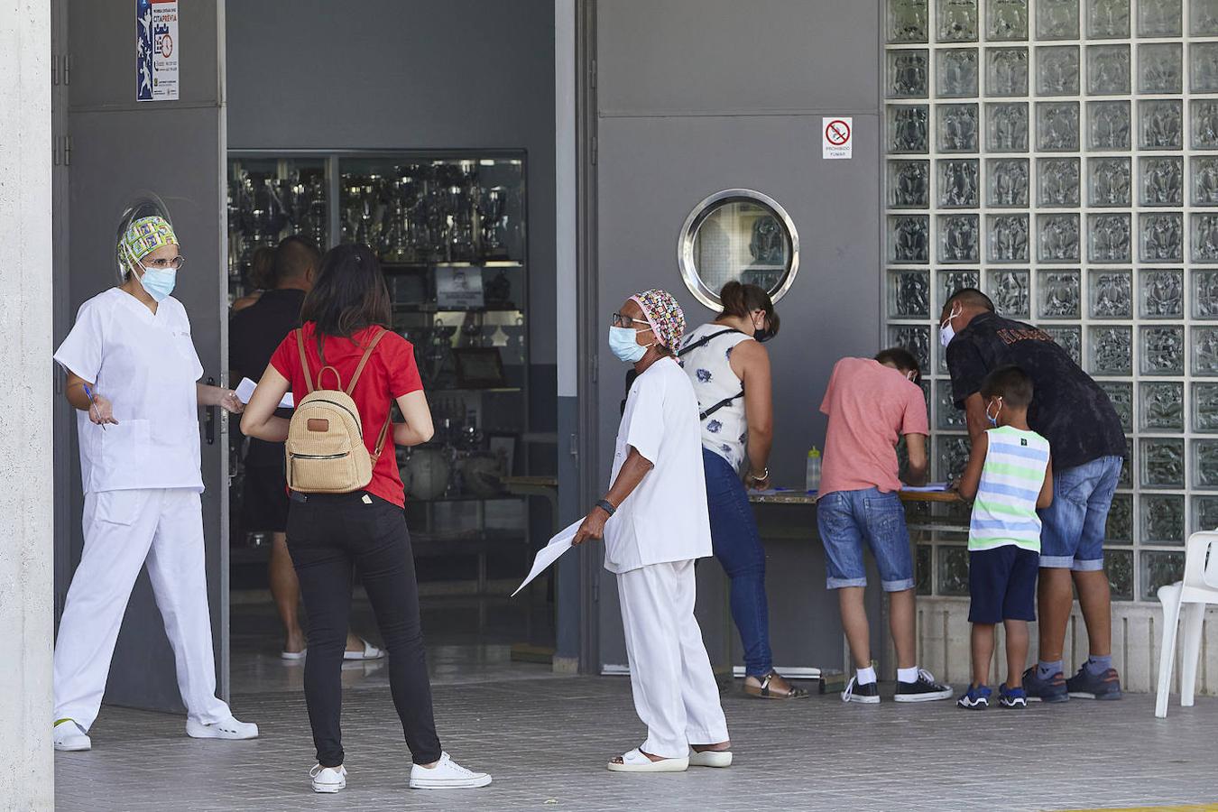 Fotos: Test masivos a 180 personas en Benigànim por un brote de coronavirus