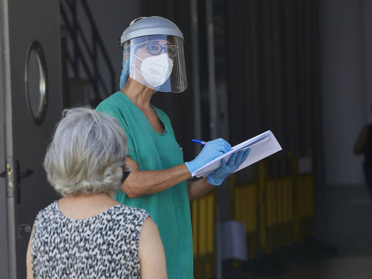 Fotos: Test masivos a 180 personas en Benigànim por un brote de coronavirus