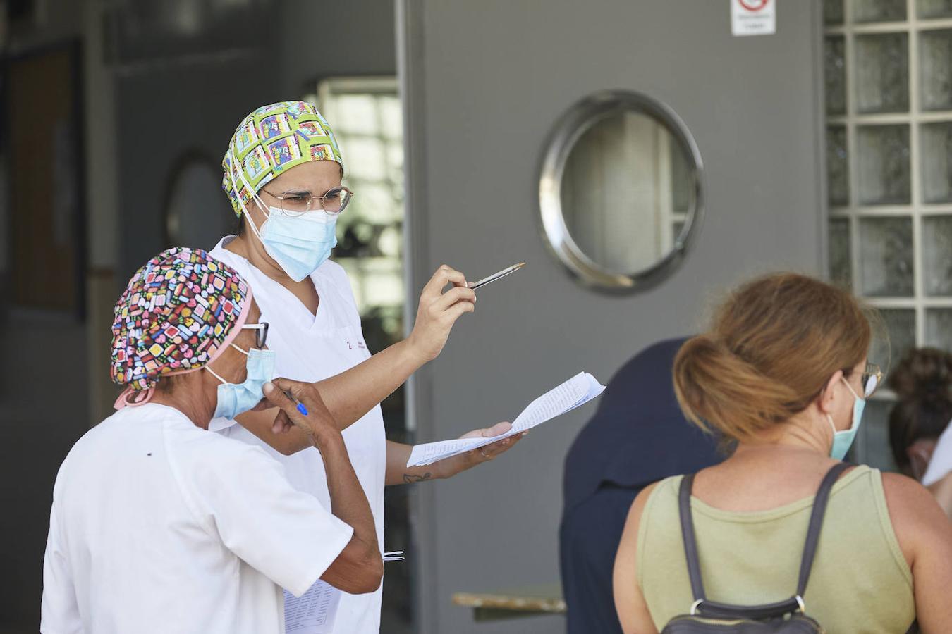 Fotos: Test masivos a 180 personas en Benigànim por un brote de coronavirus