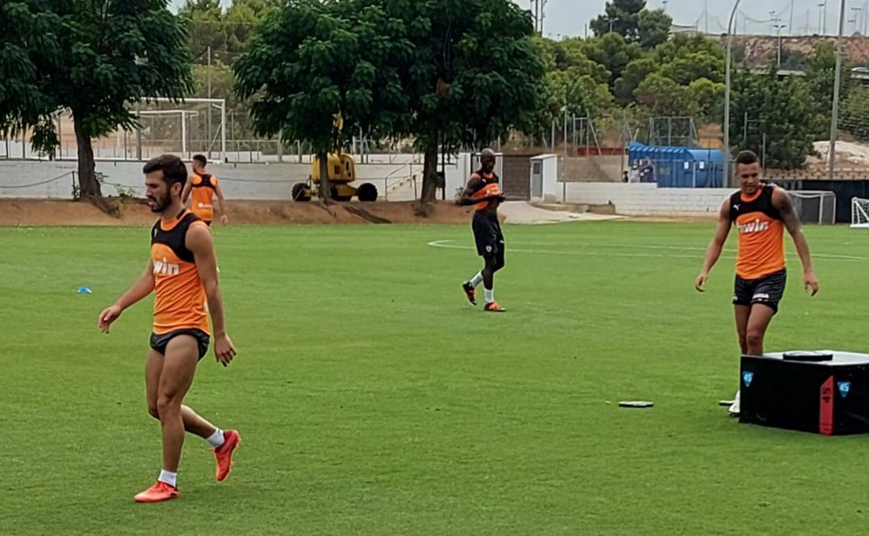 Gayà y Rodrigo, durante un ejercicio del entrenamiento de hoy en Paterna.