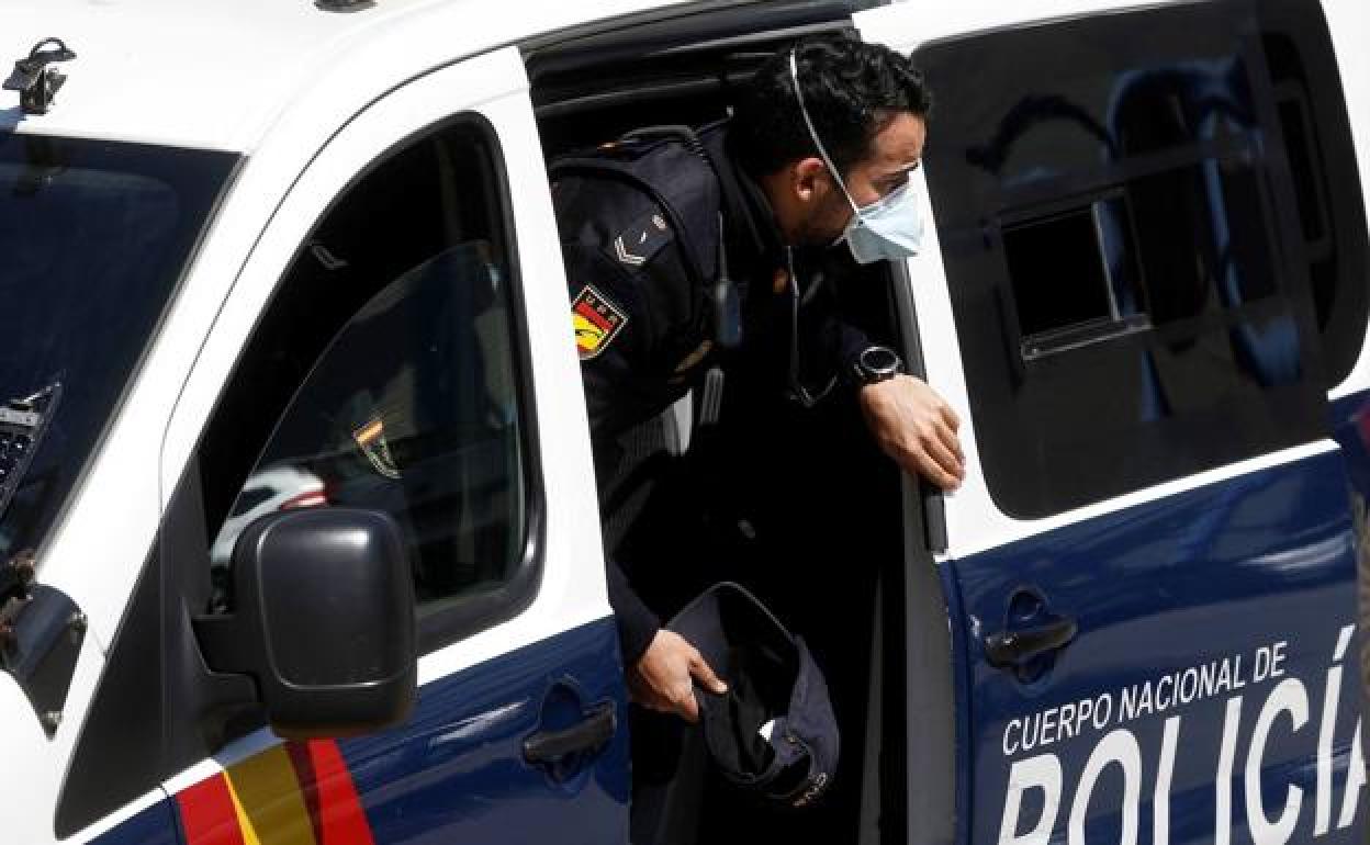 Detenida una mujer por golpear y amenazar a su pareja con un cuchillo jamonero en Valencia