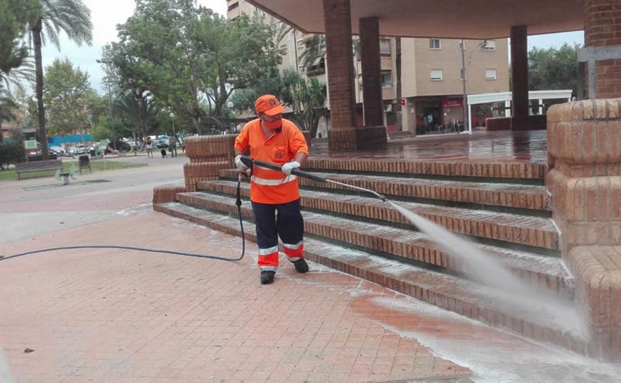 Desinfección de calles en un municipio de l'Horta. 