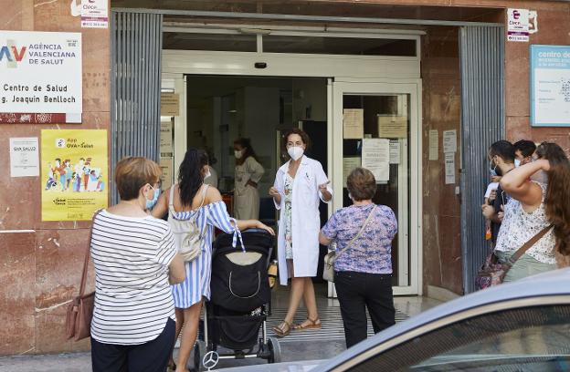 Los centros de primaria valencianos se colapsan por las PCR para detectar el coronavirus