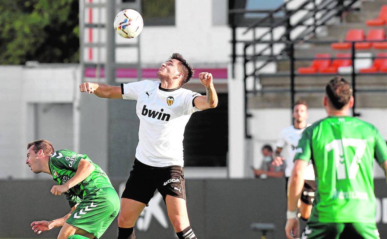 Maxi Gómez, durante una acción del partido frente al Castellón. 