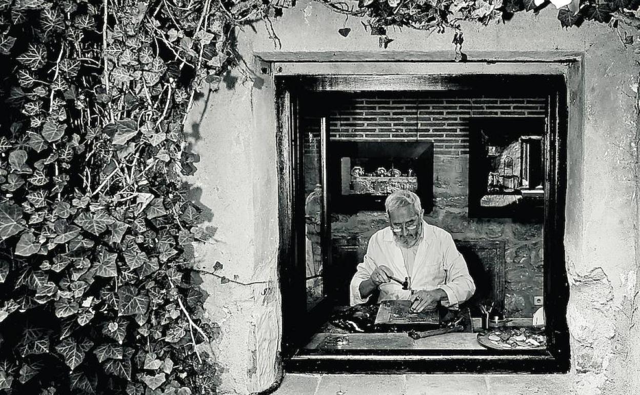 Mariano Canfrán, en su taller de Sigüenza (Guadalajara).