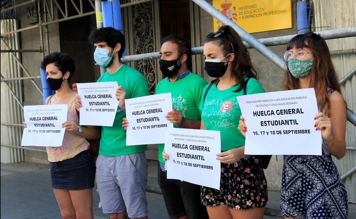 El Sindicato de Estudiantes a las puertas del Ministerio de Educación en Madrid este miércoles.