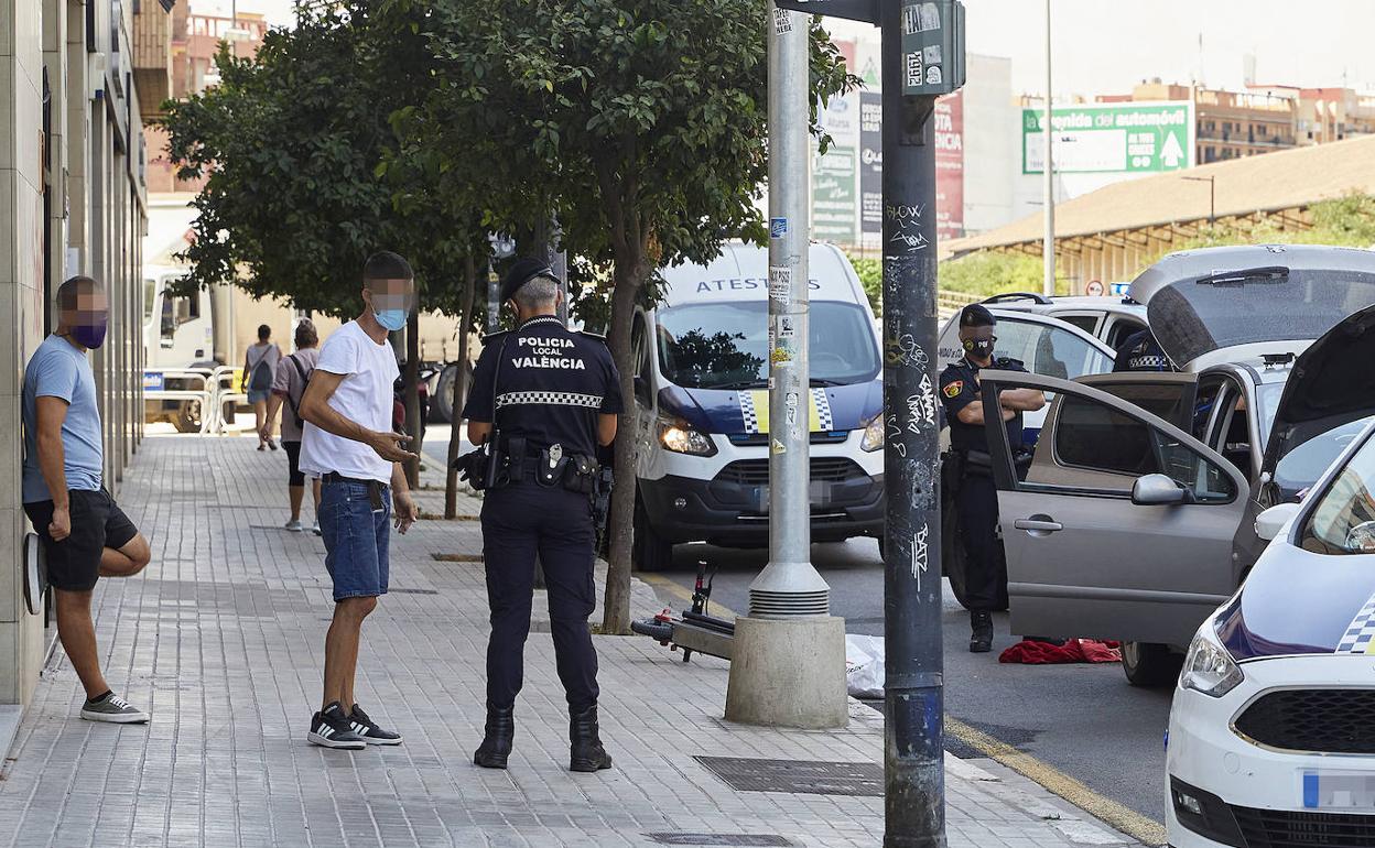 Policía Local realizando un control en Valencia 