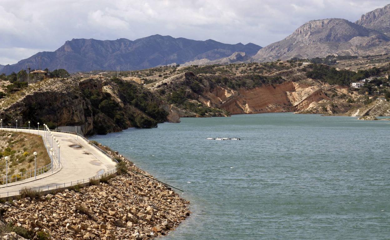 Imagen del pantano de Crevillente donde ha perdido la vida el joven marroquí. 