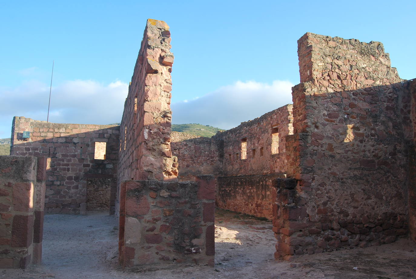 Buena gastronomía, vistas espectaculares y un conjunto monumental precioso son sus atractivos. Estrechos callejones llenos de flores, casas construidas sobre la roca, numerosas iglesias y ermitas... 