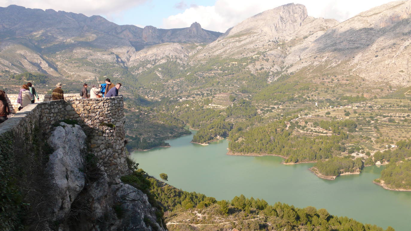 Guadalest es un pueblo de raíces musulmanas que forma un valle entre la Sierra de Xortà y Serrella, la Sierra de Aitana y la Sierra de Bernia, situadas en el interior de la provincia de Alicante. 