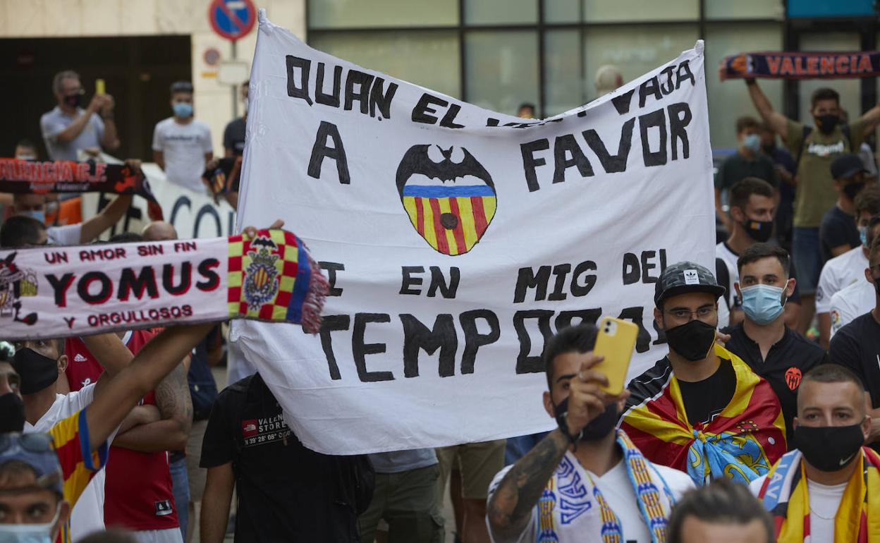 Momento de una de las protestas contra la gestión de Meriton en el Valencia.