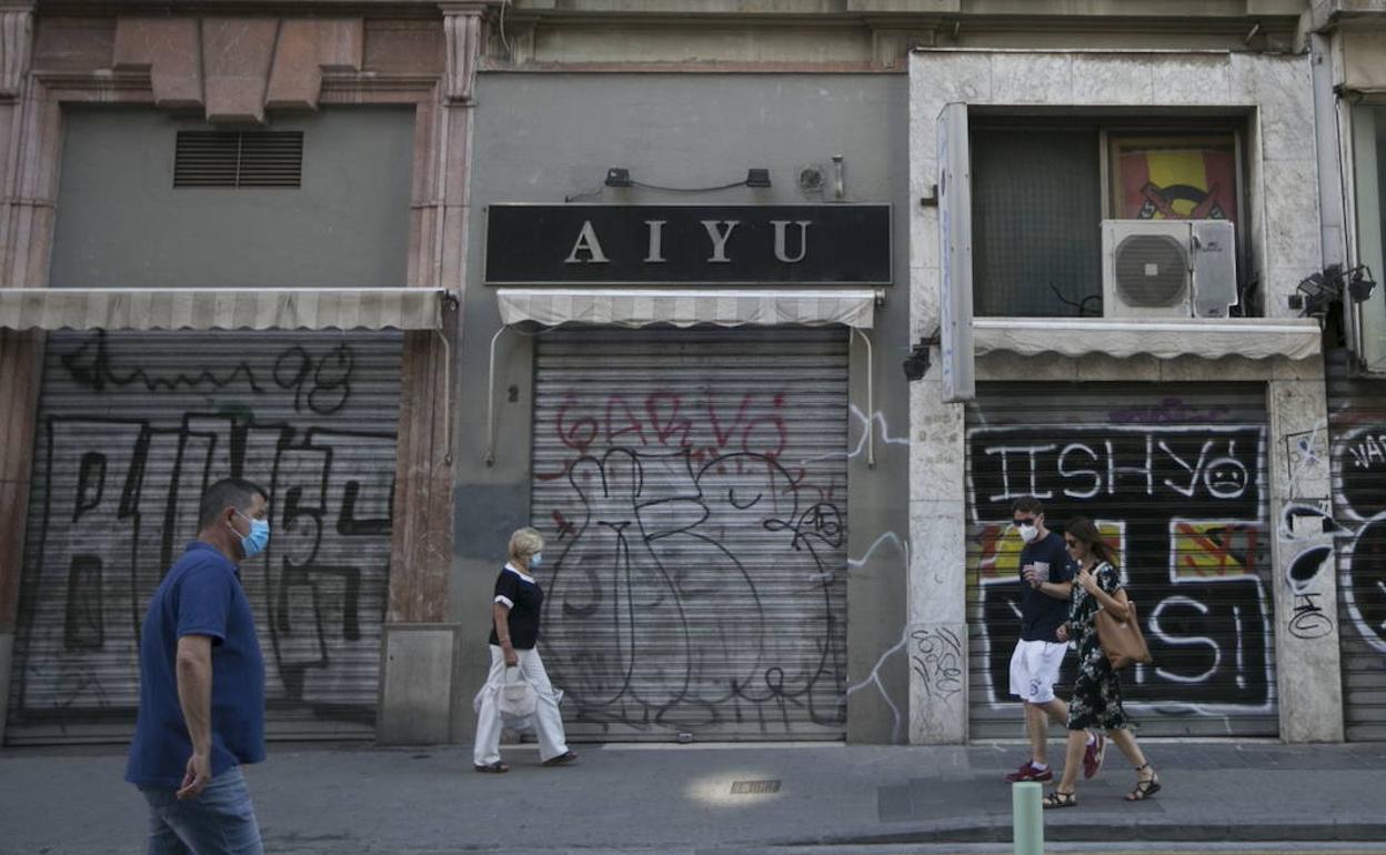 Varios negocios cerrados en el centro de Valencia. 