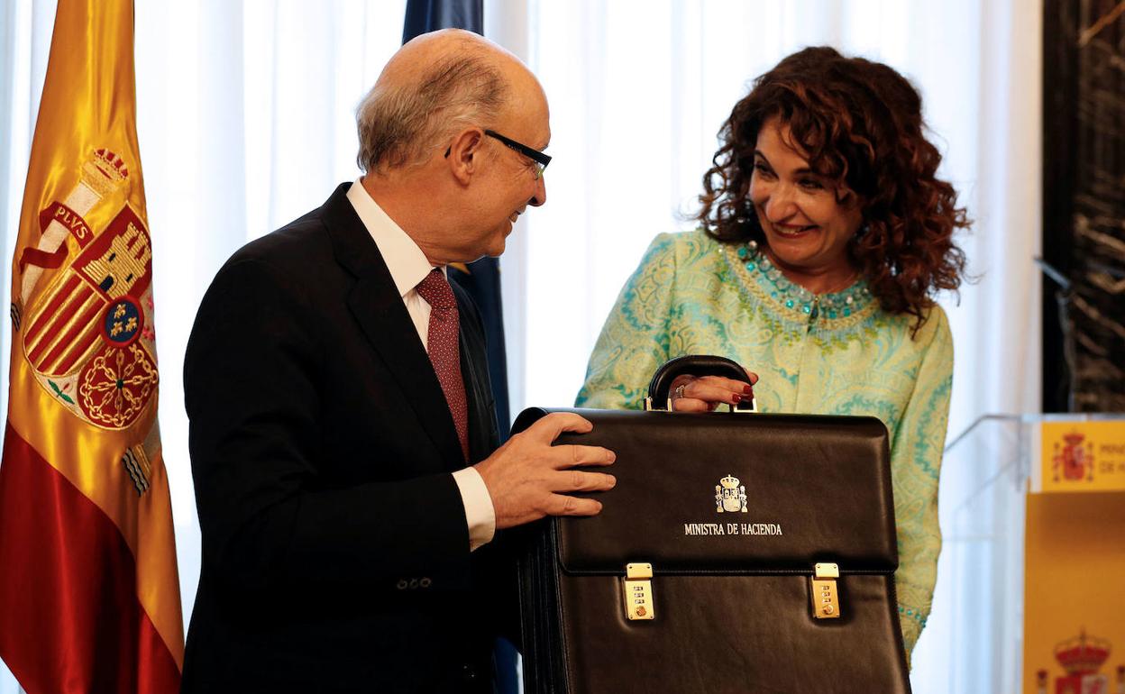 Montoro y Montero en el traspaso de la cartera de Hacienda tras la moción de censura de 2018. 