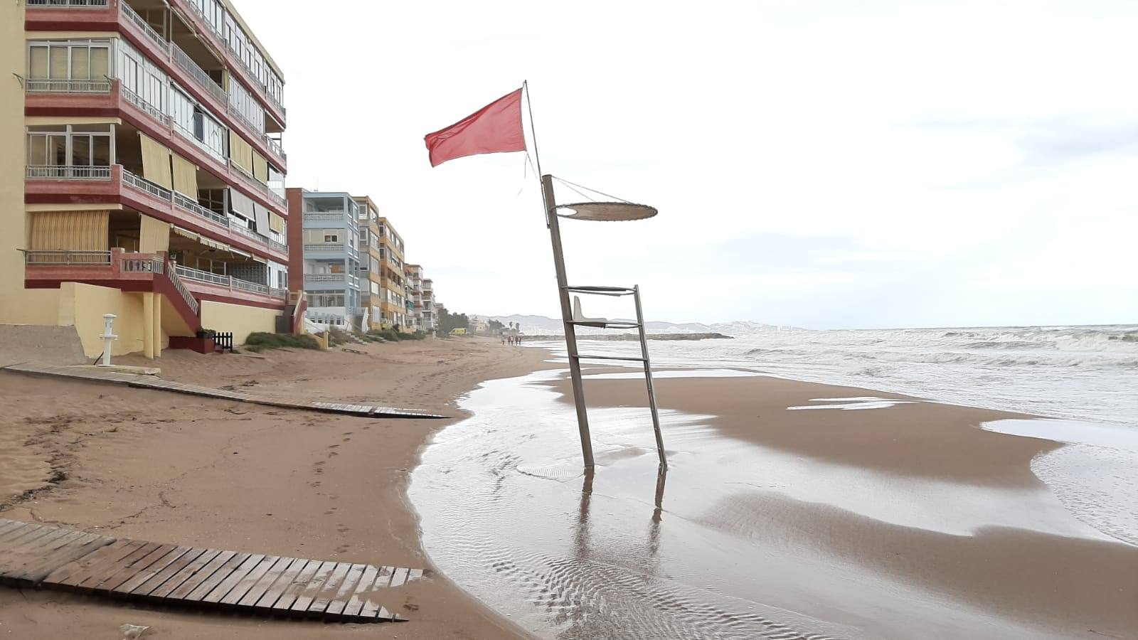 La bandera roja ondea en buena parte del litoral de la Comunitat y los vecinos de la Devesa reclaman arrecifes y escolleras de defensa