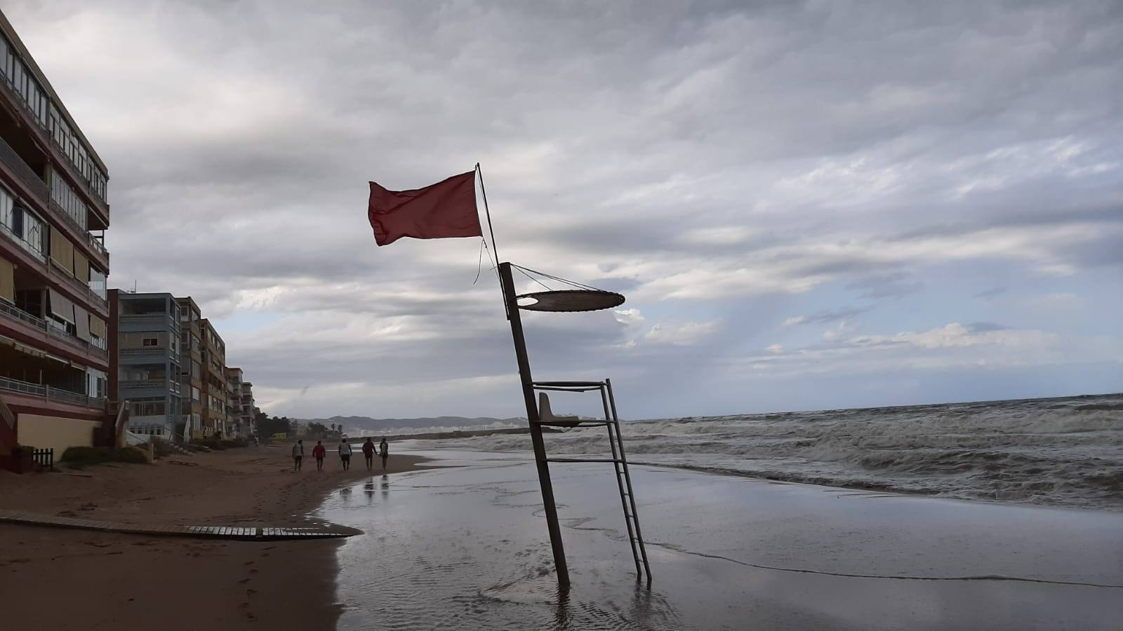 La bandera roja ondea en buena parte del litoral de la Comunitat y los vecinos de la Devesa reclaman arrecifes y escolleras de defensa