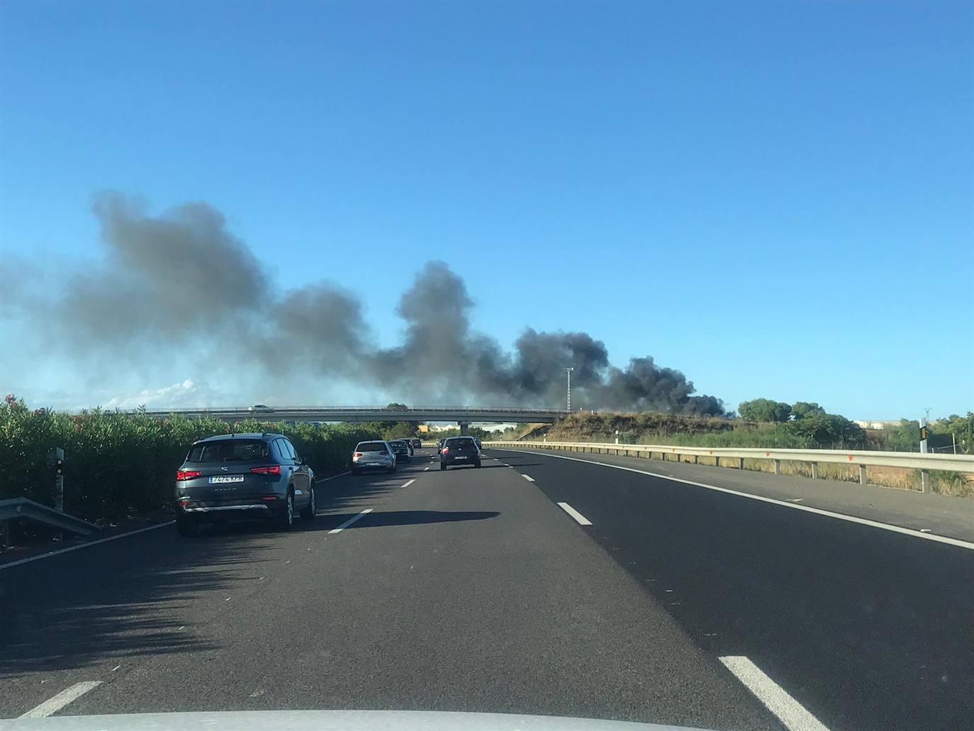 Fotos: Incendio en una fábrica de ferralla del polígono El Romaní de Sollana