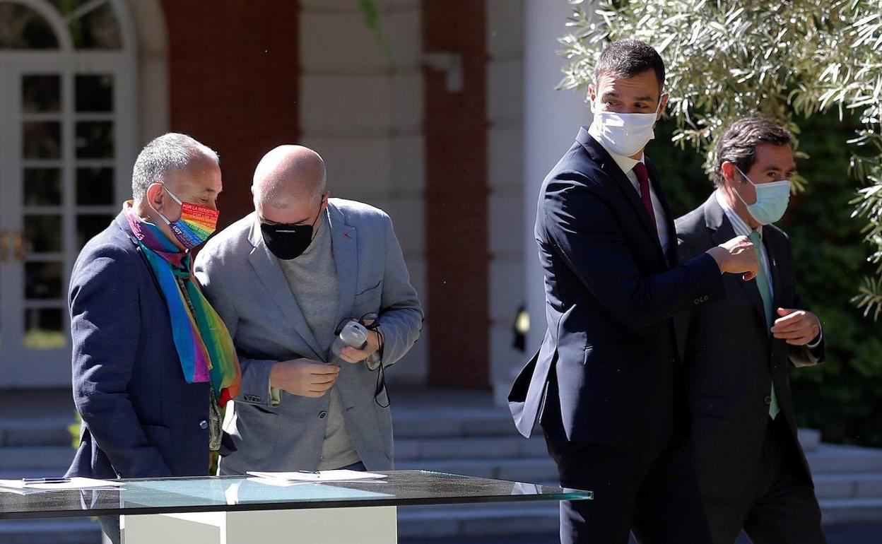 Pedro Sánchez (2d), junto a Antonio Garamendi (d), Pepe Álvarez (i) y Unai Sordo (2i), durante la firma del acuerdo. 