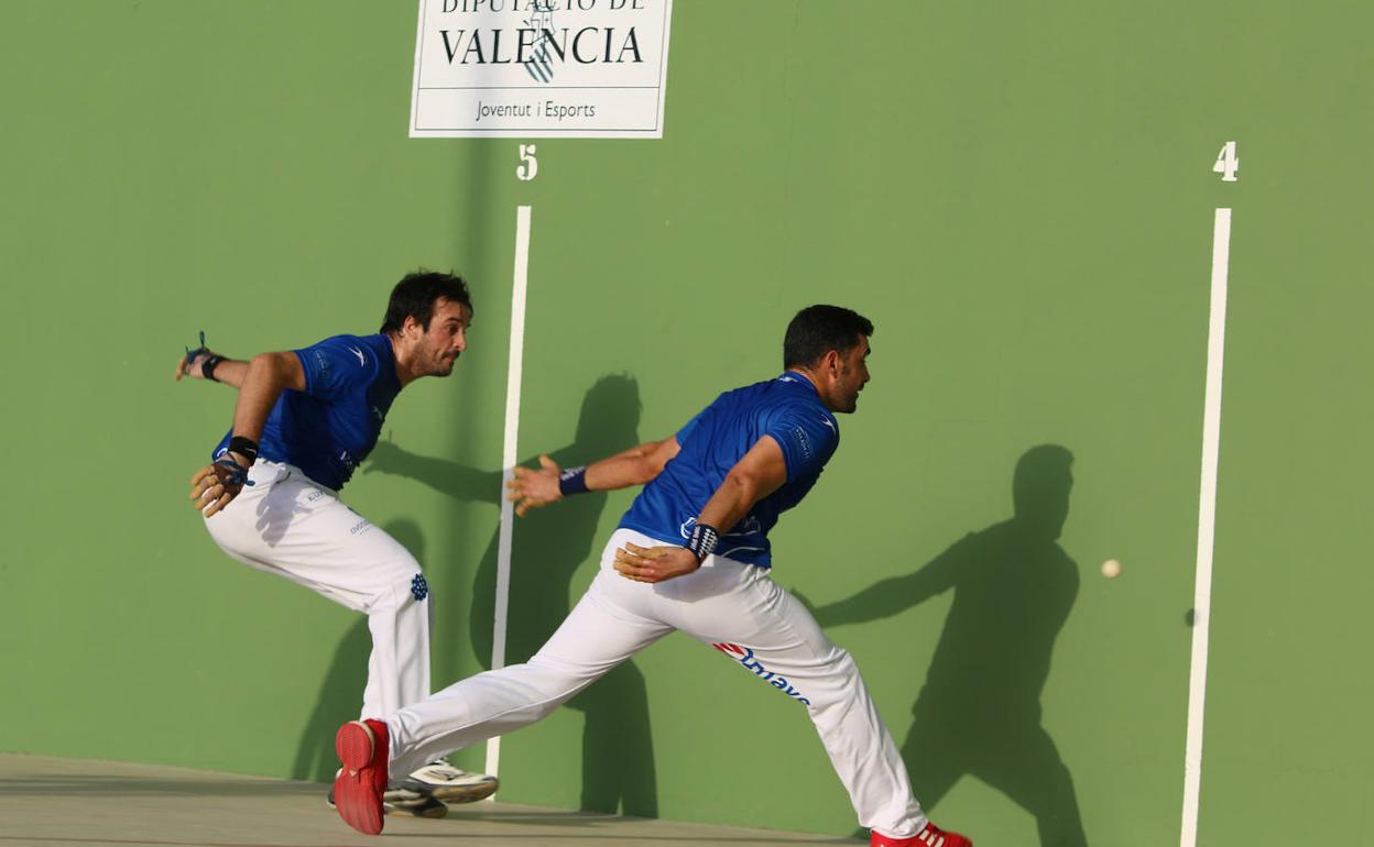 Genovés II y Alejandro, en una partida del Diputació de frontón. 