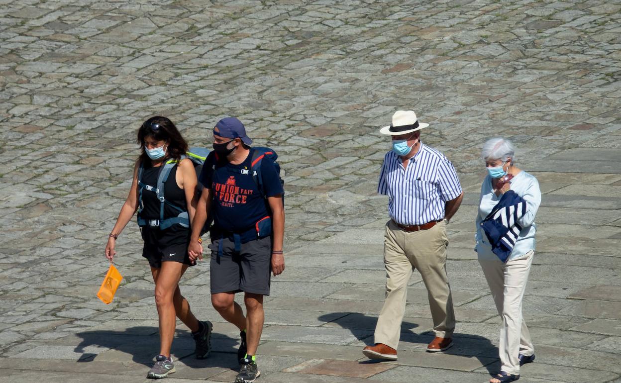 Peregrinos llegan a Santiago de Compostela en el primer verano de la pandamia Covid-19. 