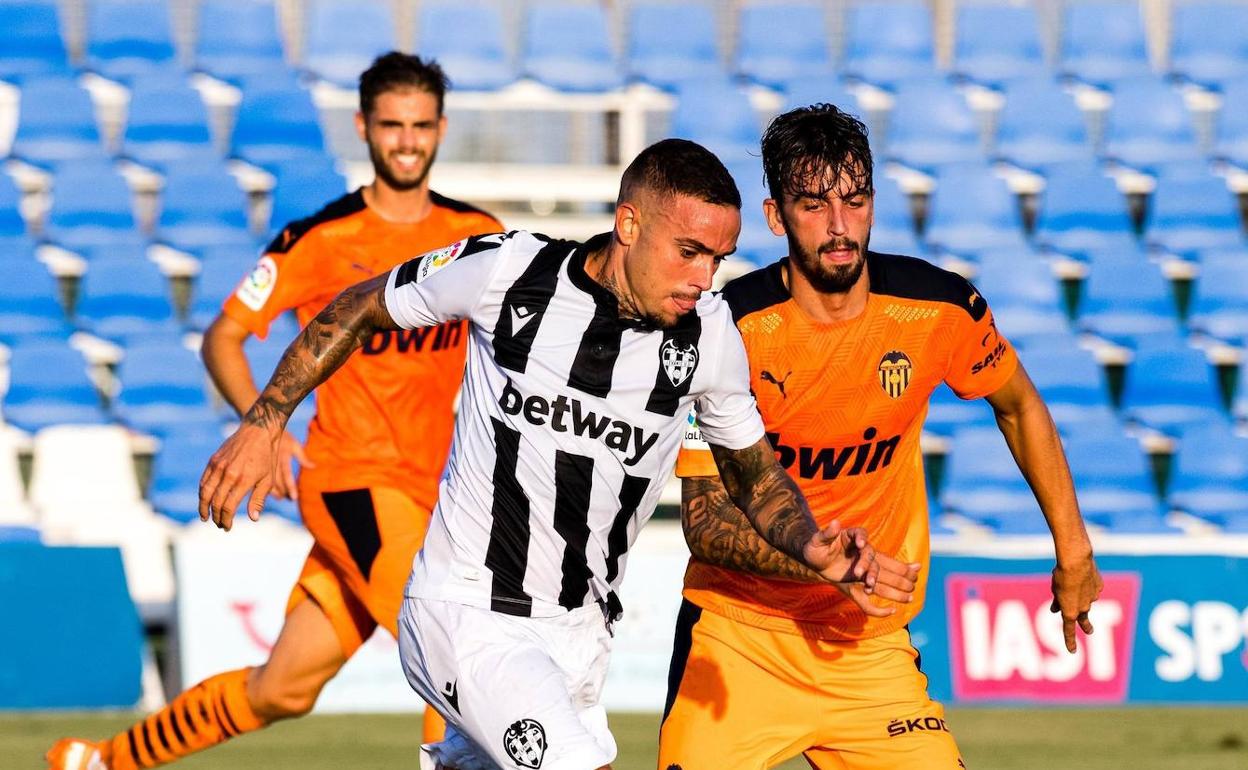 Roger Martí conduce el balón durante el amistoso contra el Valencia.