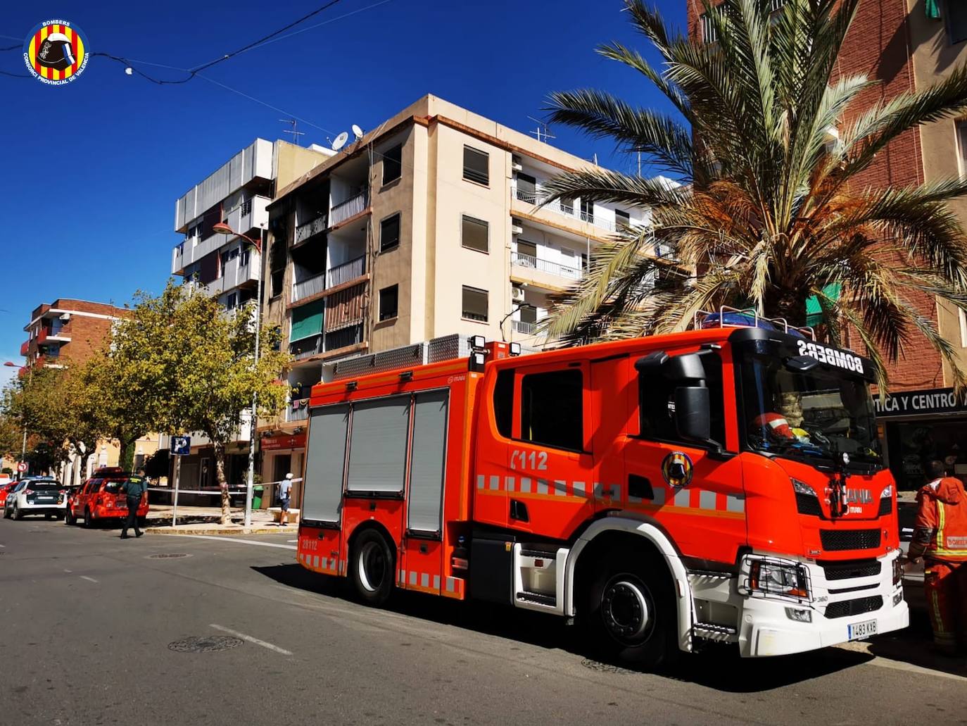 Una vivienda de la localidad de Meliana ha quedado arrasada por el fuego, que se ha cobrado la vida de una persona. 