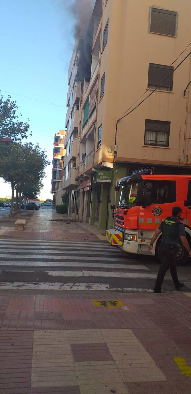 Una vivienda de la localidad de Meliana ha quedado arrasada por el fuego, que se ha cobrado la vida de una persona. 