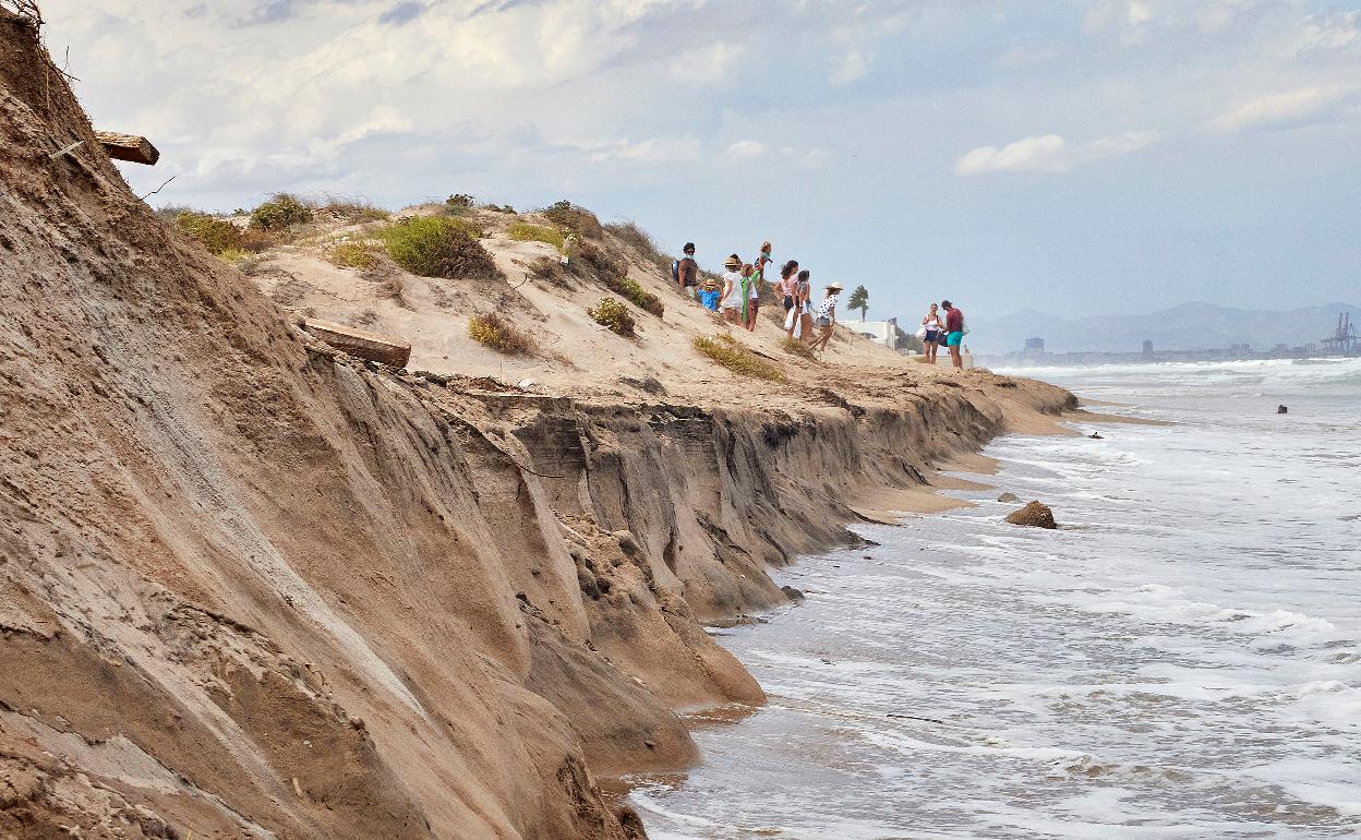 El mar engulló la playa del Saler en el último temporal y las olas chocaban contra las dunas. 