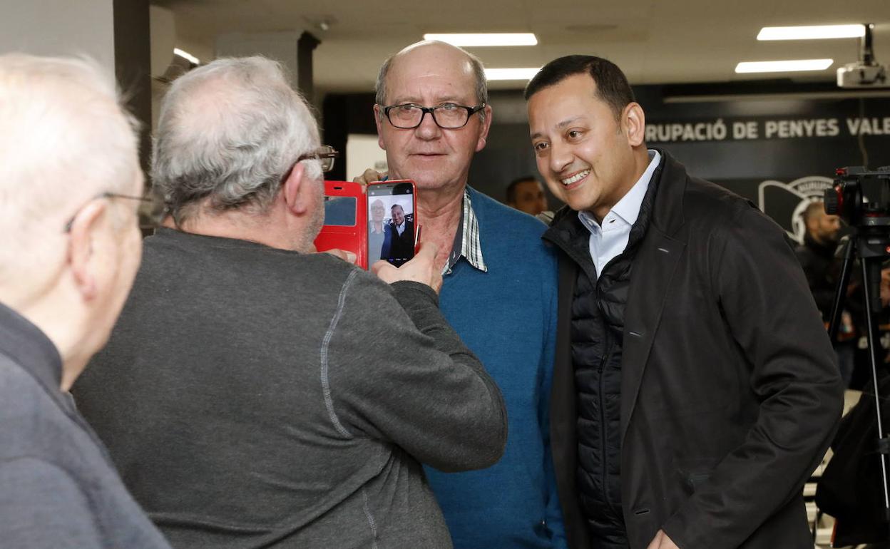 Murthy, en un encuentro con las peñas en febrero