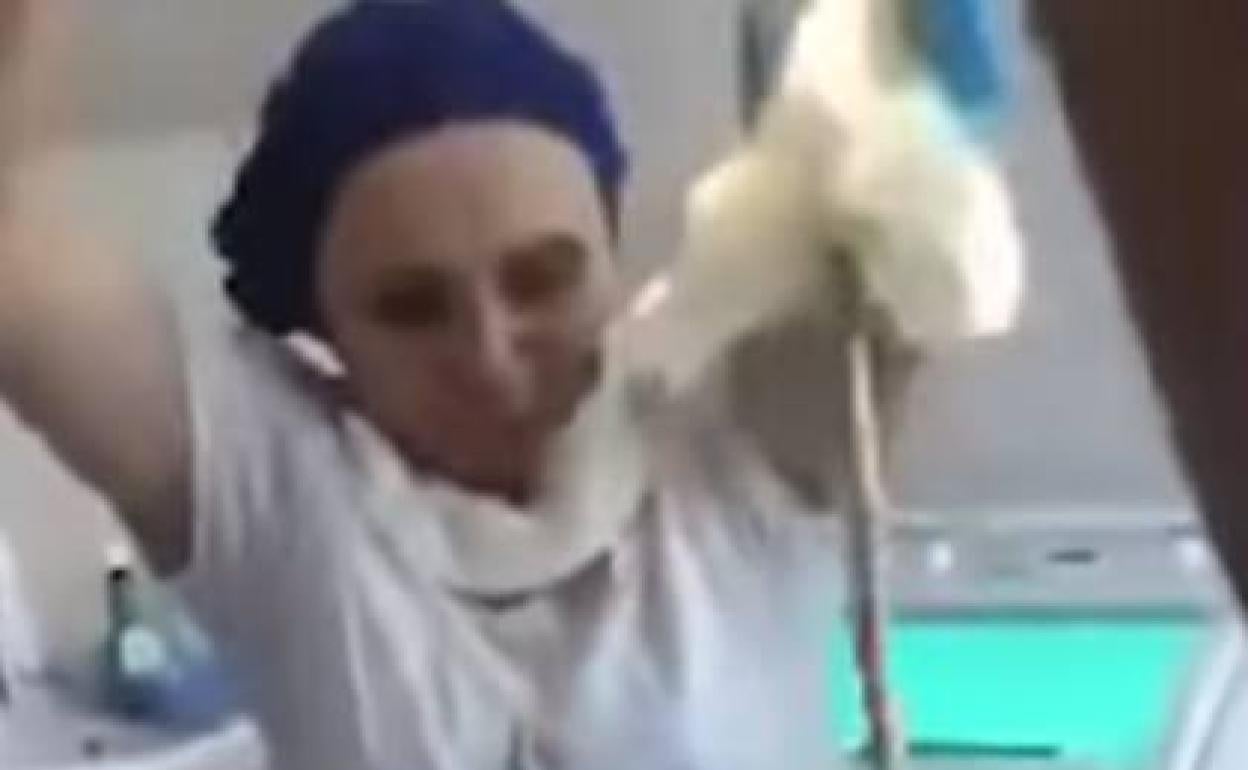 Extraen una serpiente de la boca de una mujer que se quedó dormida con la boca abierta