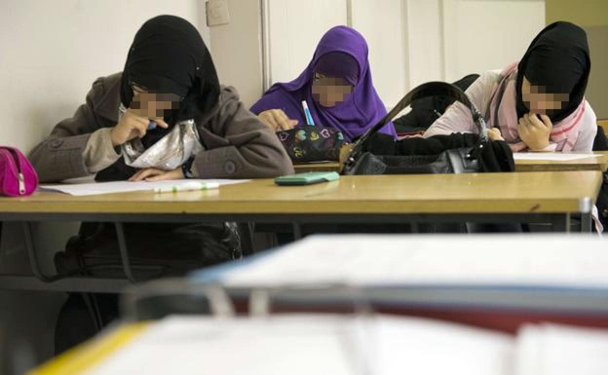 Tres alumnas llevan hiyab en clase.