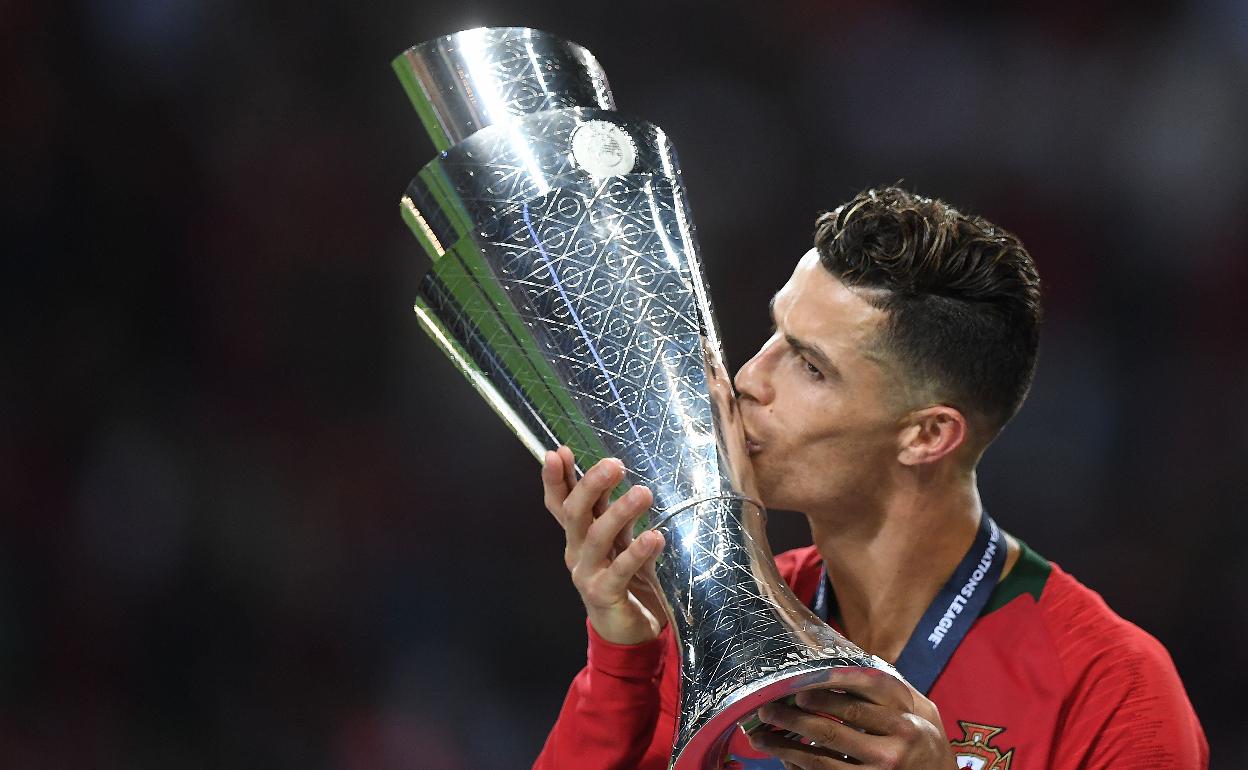 Cristiano Ronaldo sostiene el trofeo de la Liga de Naciones.