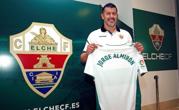 El nuevo entrenador franjiverde posa con su nueva camiseta. 