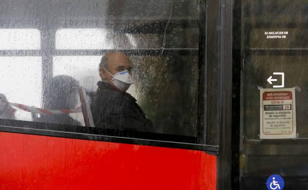 Por qué el coronavirus puede propagarse por el aire dentro de un autobús