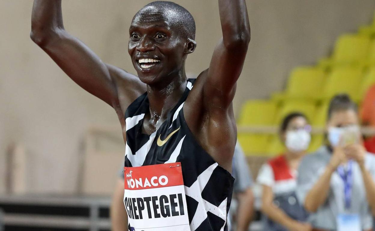 Joshua Cheptegei celebra su récord en 5.000 metros logrado en Mónaco.